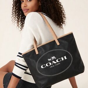 COACH Metro Horse & Carriage Rubber Coated Black Dog Leash Closure Shopper Tote